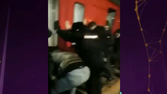 Video: pasajeros levantan un tren para liberar a un hombre atrapado en Rusia
