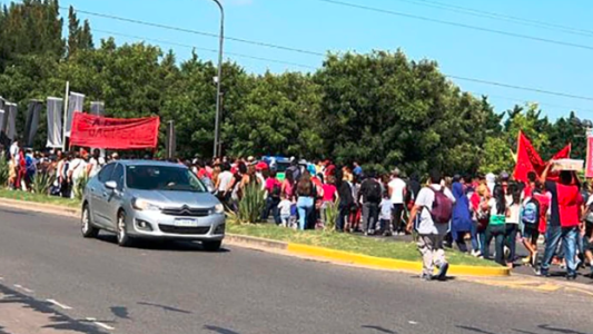Piquete y olla popular en la puerta de Nordelta