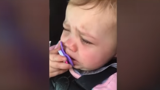 Video: presos salvaron a una beba que quedó encerrada en una camioneta