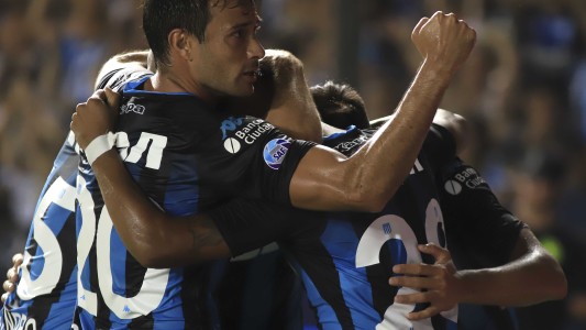 Racing goleó a Godoy Cruz y sigue como líder de la Superliga