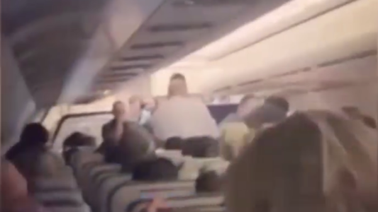 Parto en el aire: una pasajera tuvo a su bebé en pleno vuelo