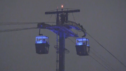 El dramático rescate de 16 turistas varados en el aire