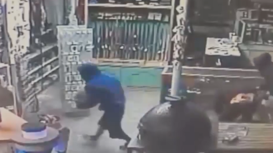 Roban 79 armas en dos minutos