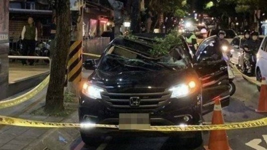 Video impactante: se tiró de un piso 13 y sobrevivió al caer sobre un auto