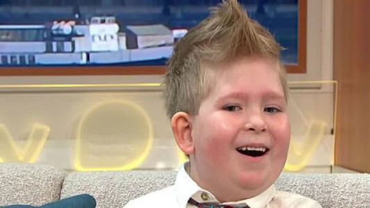 El caso del nene que nació con un 2% de cerebro: hoy puede caminar, hacer surf y esquiar