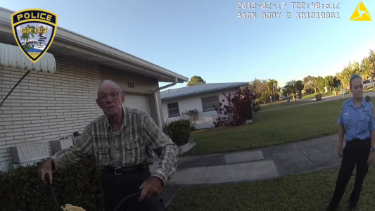 Viral tierno: a un hombre de 80 años le robaron su bicicleta y los policías le compraron una nueva