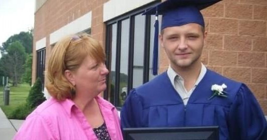 La durísima foto de una madre acariciando el rostro de su hijo de 29 años muerto por una sobredosis