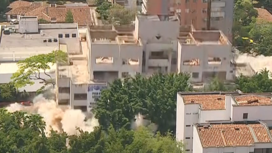 Impresionante implosión de la fortaleza de Pablo Escobar