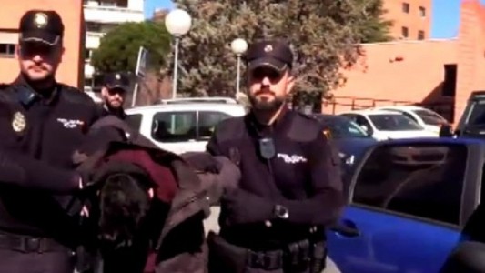 Horror en España: mató a su madre, se comió parte de su cuerpo y la usó para alimentar a un perro
