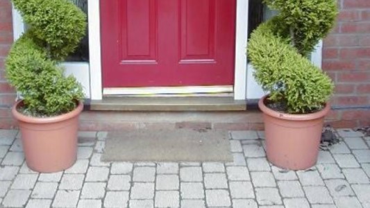Advertencia policial: "Dejar la llave de la casa escondida bajo una maceta no es muy buena idea"