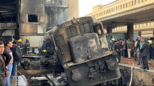 Al menos 20 muertos tras el choque de un tren en una estación de El Cairo