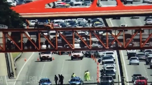 Video impactante: la policía rescató a un hombre que intentó quitarse la vida en la Panamericana