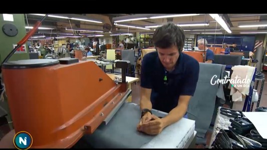 Contratado por un día: Roberto Funes Ugarte se prueba en una fábrica de zapatos