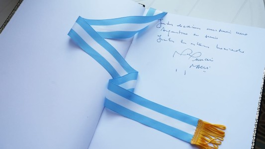 Macri dejó su mensaje optimista en el Libro de Honor del Senado