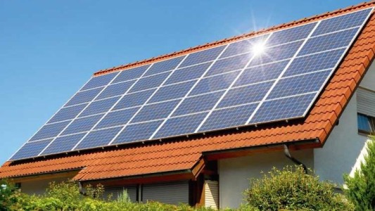 Autorizan a empresas y a hogares a generar electricidad y venderla a la red