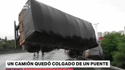 Choque fatal: un auto cayó al vacío y murió su conductora