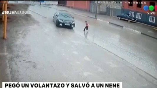 Video: un conductor salvó a un nene de morir atropellado