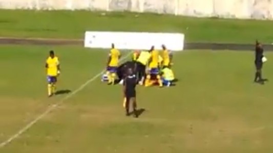 Un jugador de fútbol se desplomó en pleno partido y murió camino al hospital