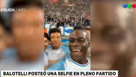 Balotelli celebró su gol con una selfie y la publicó durante el partido