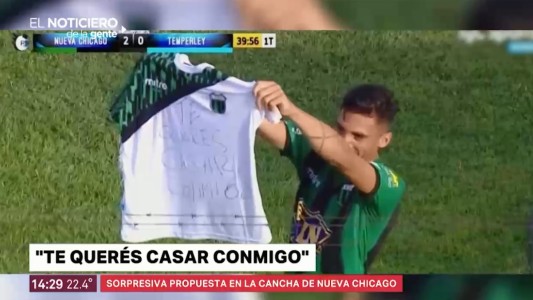 Hizo un gol y le pidió casamiento en medio de la cancha