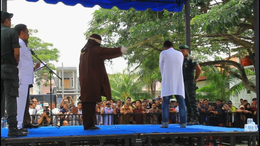 Azotados en público por infieles