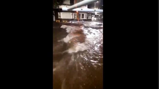 Temporal en Córdoba: así se llevaba un auto la corriente