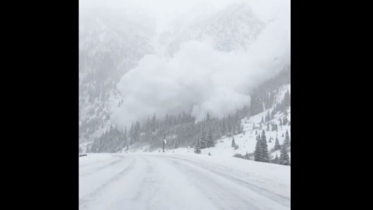El momento en que una avalancha sepulta un ruta en Colorado