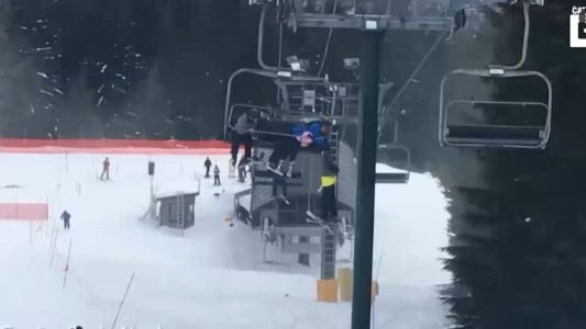 Quedó colgado de una aerosilla y lo rescató un grupo de adolescentes