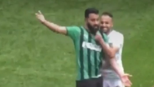 Ingresó a la cancha con una cuchilla, hirió a cuatro adversarios y declaró: "Es absolutamente imposible"