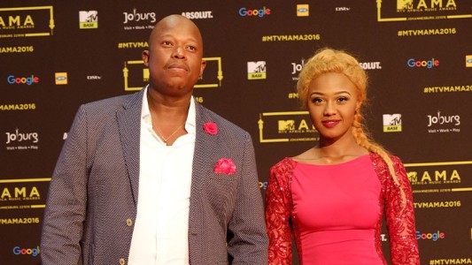 Video: el momento en que una cantante transmitía en vivo por Instagram y fue agredida por su pareja