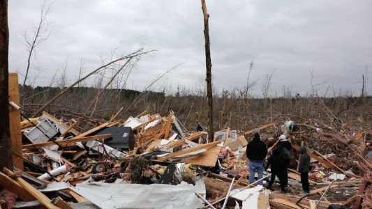 Buscan sobrevivientes tras tornados en Alabama