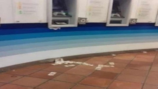 Lluvia de billetes por fallas en dos cajeros automáticos de México