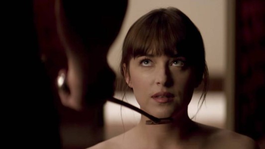 Quiso recrear una escena de "Cincuenta sombras de Grey" y casi murió asfixiada