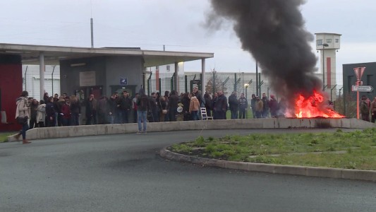 Masiva protesta de guardias de prisión en Francia