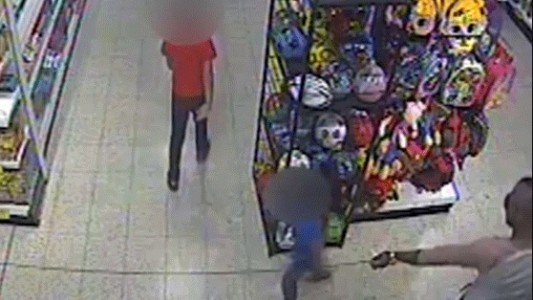 Atacó a su propio hijo con ácido para demostrar que la madre no podía cuidarlo