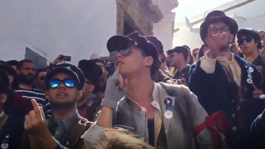 “Escucha un momento, machito de turno”: la canción viral contra los piropos