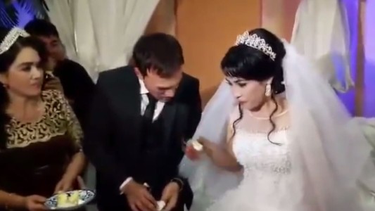 Indignante: le pegó una cachetada a la novia en plena boda