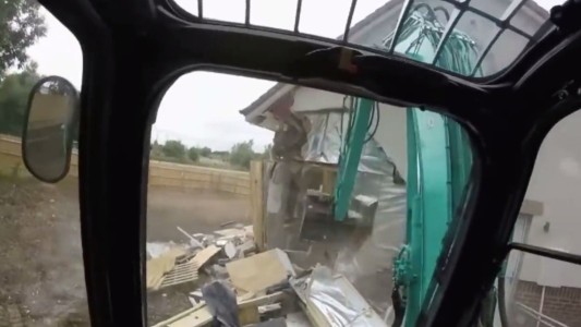 Un obrero destruyó cinco casas porque no le pagaron el sueldo