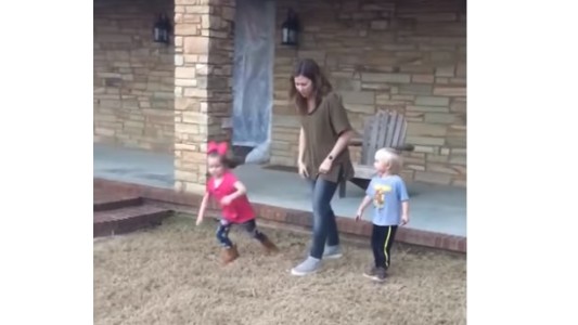 La tía más competitiva del mundo: empujó a sus sobrinos para ganar la carrera