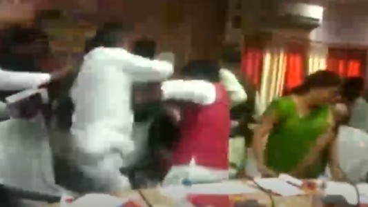 Debate a las trompadas en India