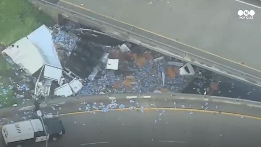 Camión cae de la autopista y derrama la cerveza que transportaba