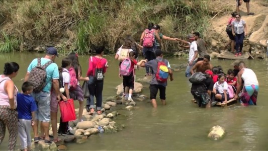 Riesgoso camino a la escuela en frontera de Venezuela y Colombia
