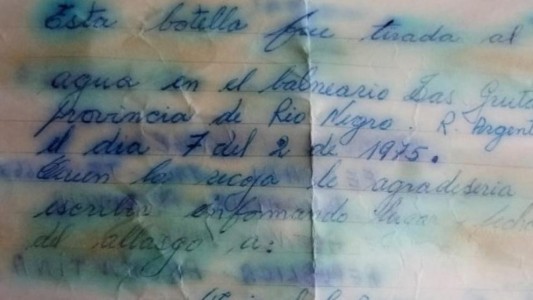 Halló un mensaje en una botella y buscó a quien la arrojó al mar hace 44 años