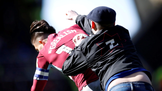 Video: un hincha agredió a un futbolista en pleno partido en Inglaterra