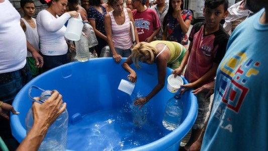 Apagón en Venezuela: Guaidó pide declarar "estado de alarma" y Maduro acusa "ataques electromagnéticos"