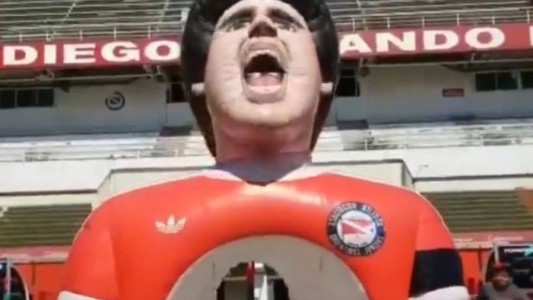 Argentinos estrenó una manga en homenaje a Maradona