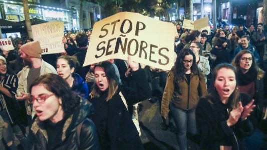 Tres juezas absolvieron de violación a dos hombres porque "la víctima era fea y de aspecto masculino"