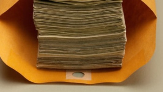 Misterio en un pueblo de 800 habitantes: vecinos hallan sobres con dinero en la puerta de sus casas