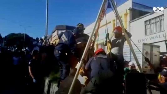 Así rescataron a un hombre que cayó dentro de una alcantarilla