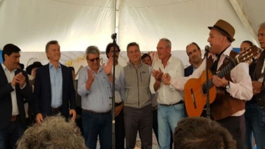 Macri improvisó con un payador en una feria del agro